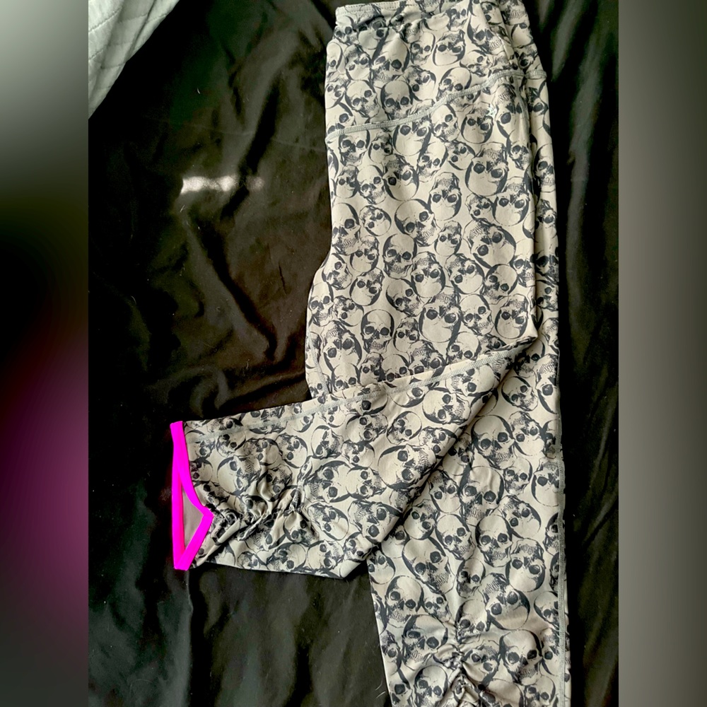 *New* Plus size skull leggings 💀